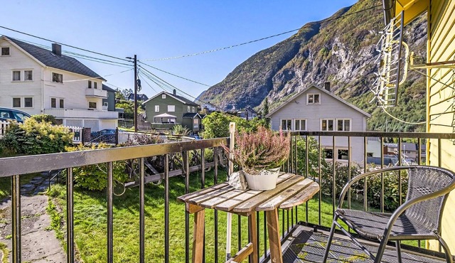 In Årdalstangen welcomes you this modern apartment with fjord view.
