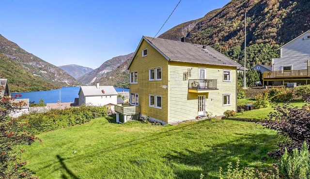 In Årdalstangen welcomes you this modern apartment with fjord view.
