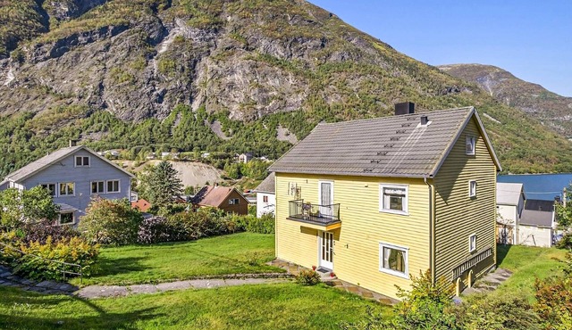 In Årdalstangen welcomes you this modern apartment with fjord view.