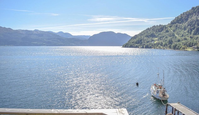 Inviting apartment with its own boat and fantastic location on the Hardangerfjord.