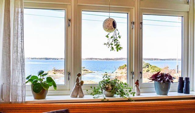 Inviting vacation home with beautiful sea view and large garden with sunny terrace. in Finnås