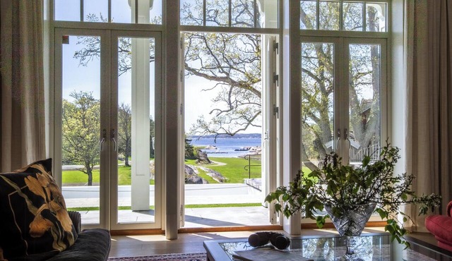 Island estate with pool on Singløya in Skjærhalden