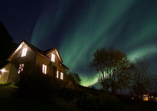 Kjosen Lodge, Lyngen. in Lyngseidet