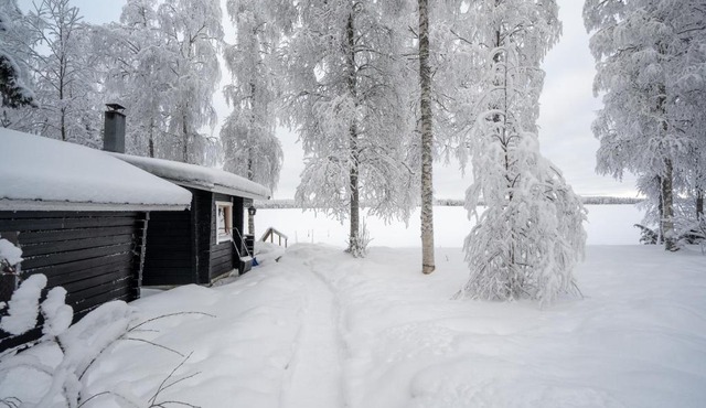 Lähderinne - 2 bedroom log cabin, private beach, wifi & sauna in Puolanka