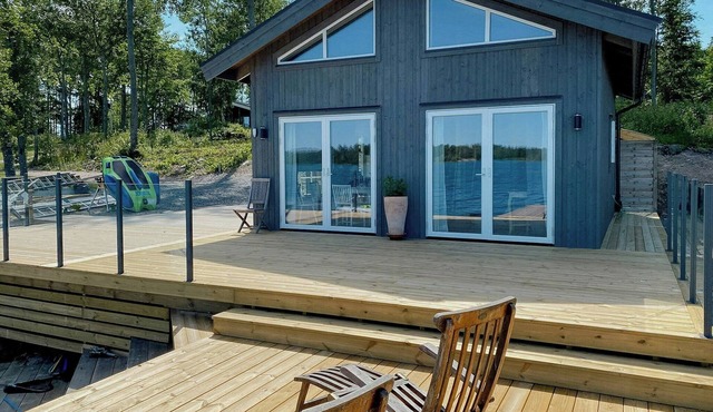 Lake cabin with dock by Barnens Ö in Roslagen