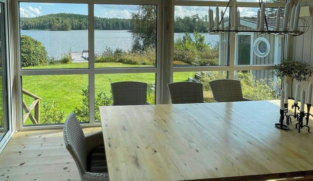 Lake cottage with private pier at Lake Nömmen in Stensjön