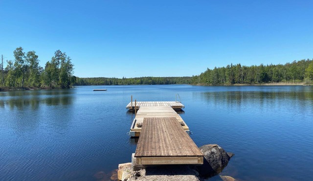Lake House—perfect for families. Forest, patio, fire pit, swimming dock 80 m away. in Nybro