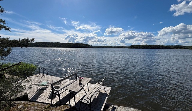 Lakehouse with wood-fired sauna. Private, nature reserve. 25 min to Stockholm