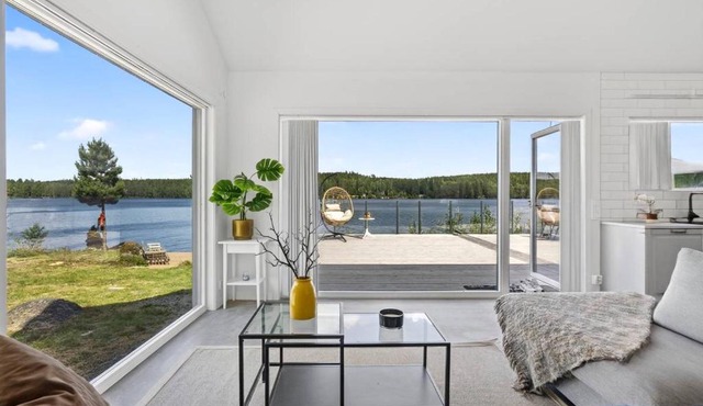 Lakeside cottage on its own headland - completely undisturbed in Grythyttan