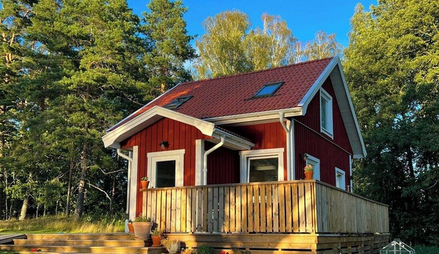 Lakeside cottage with private beach in Sörmland