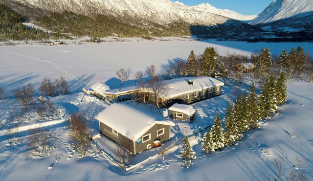 Lakeside lodge with fishing in Sortland