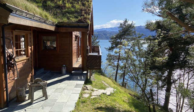 Large and spacious holiday home in the Hardangerfjord, with shoreline and hot tub.