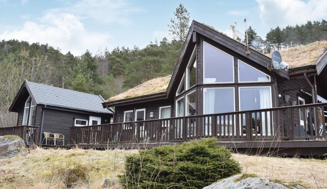 Large cottage for family with pets.