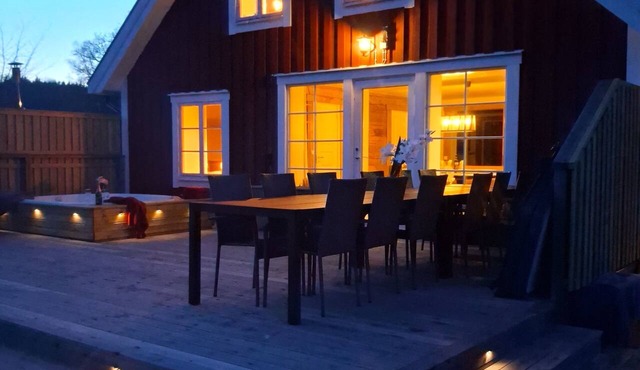 Large, lovingly renovated farmhouse – nature, hot tub, sauna, and boat in Olofström