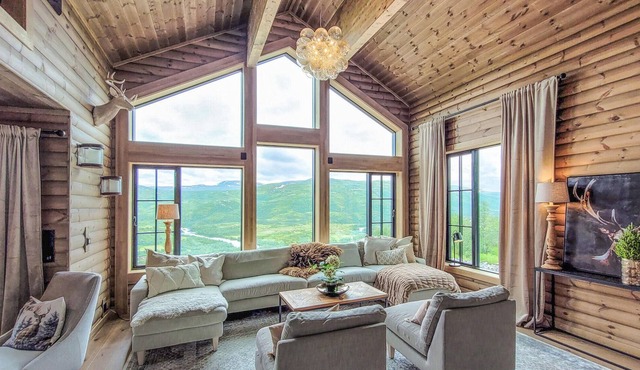 Large luxury holiday home with magnificent views of the mountains and the river.