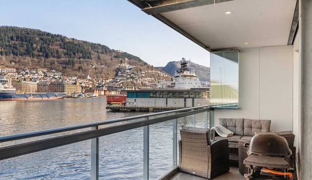 Large Seaside 2BR - Balcony - Harbour city view