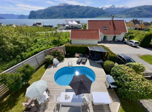 Leikanger Fjord Pool Private Apt