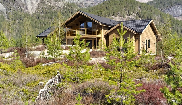 Lillelørdag Hytte - New luxury wooden cabin between mountains and lakes