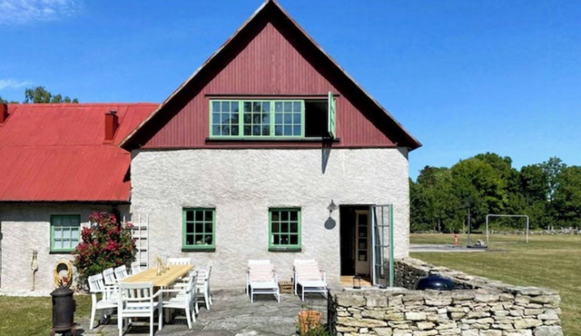 Limestone barn for families in southern Gotland