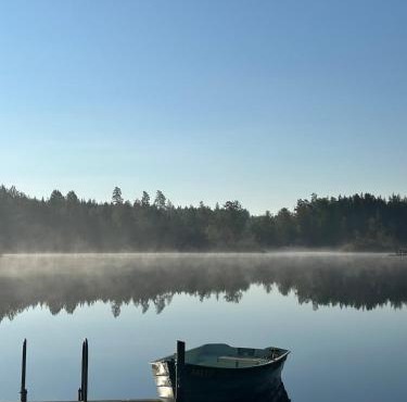 Live with nature, your own jetty, boat & sauna!