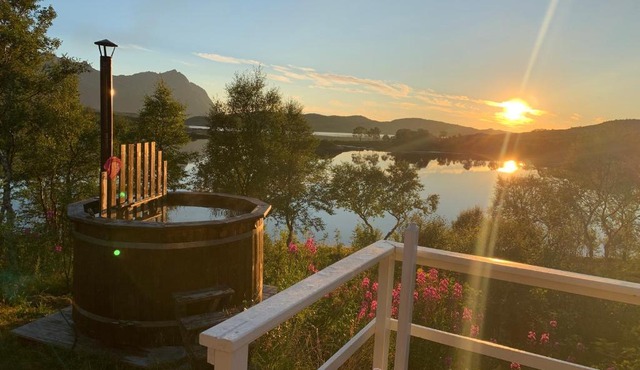 Lofoten hytte med nydelig beliggenhet ved vannet in Sandsletta