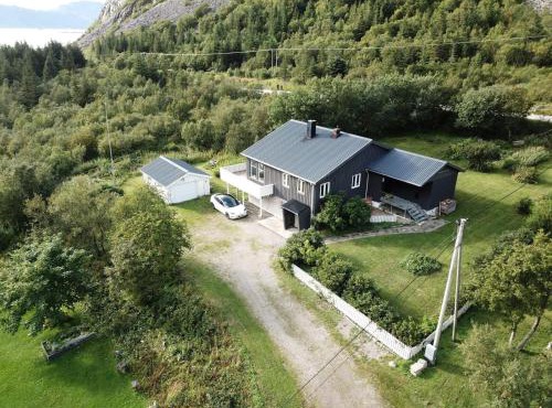 Lofoten seaview villa with sauna and garden