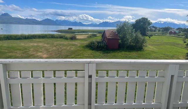Loftsleilighet med balkong og fin utsikt in Hadsel