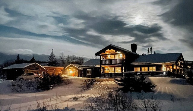 Log cabin near Høgevarde with mountain views