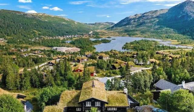 Log cabin with hot tub in Gaustablikk