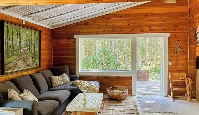 Log cabin with wood-fired sauna & Hot-Tub in Urshult