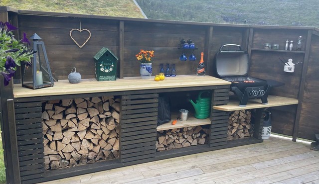 Lovely and well equipped home with outdoor BBQ, ready for hiking in Seljestad.