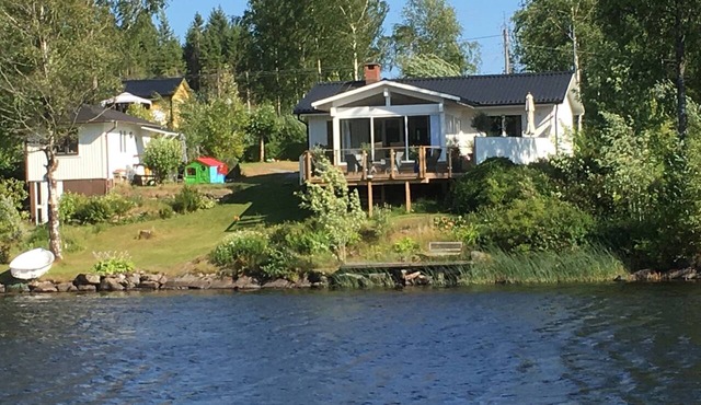 Lovely holiday home next to a lake