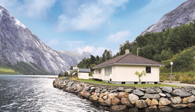 Lovely home in Eidfjord with WiFi