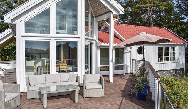 Lovely home in Færvik with house sea view