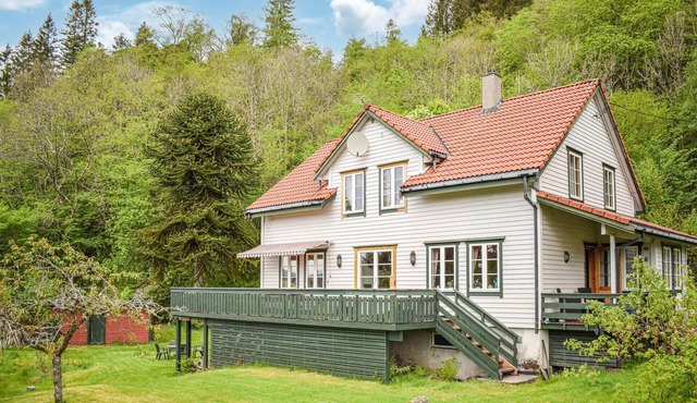 Lovely home in Lonevåg with WiFi