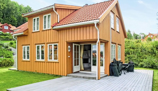 Lovely home in Risør with sauna