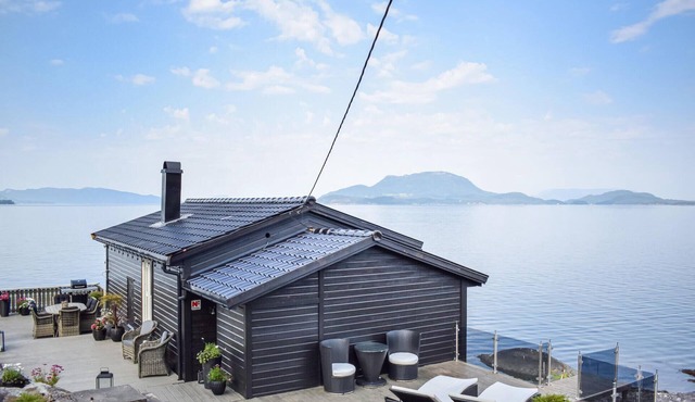 Lovely home in Skånevik