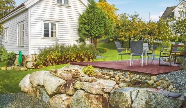 Lovely home in Skiftun with house sea view
