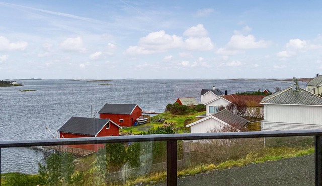 Lovely home in Smøla with kitchen