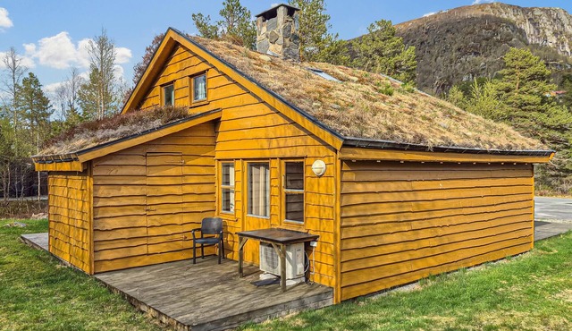 Lovely home in Tjørhom with sauna