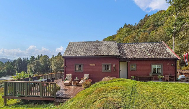 Lovely home in Utåker with house sea view