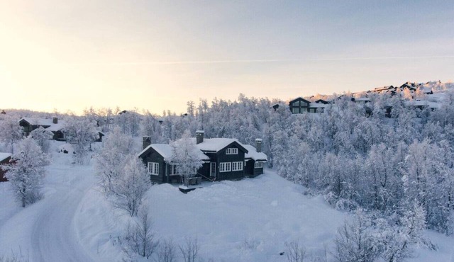 Lun og koselig hytte på fjellet, med badstu