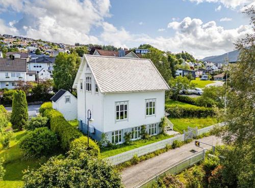 Lundenhuset 1917 - historic house in the heart of Ulsteinvik