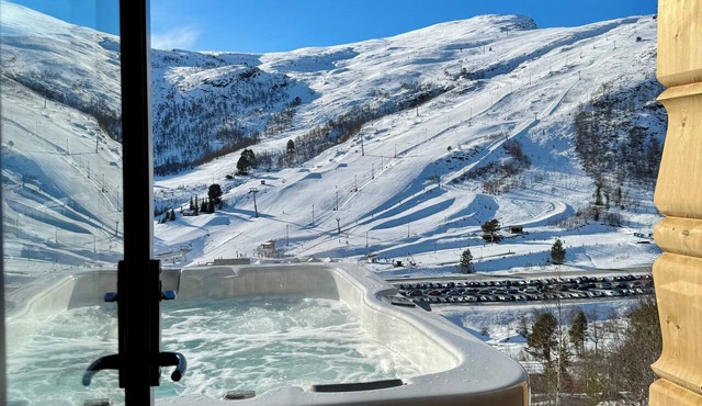 Luxurious cabin for family and friends – Ski-in/ski-out – Sunnmøre Alps – Jacuzzi in Stranda