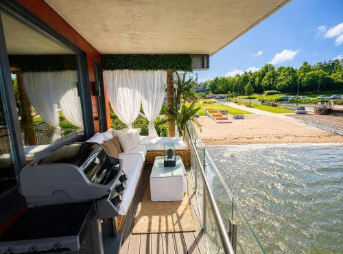 Luxurious Central Apartment located on the city beach