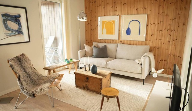 Modern 1BR | Balcony & Free Parking