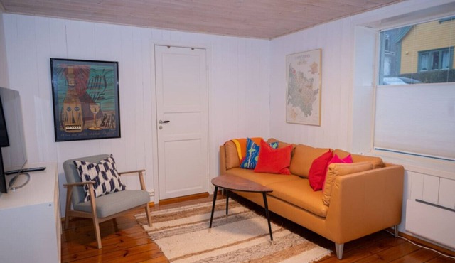 Modern 2BR Apartment | Walk to City & Harbour