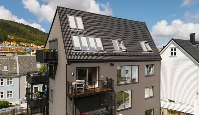 Modern 4BR Apt - 2 Baths Balconies & Parking
