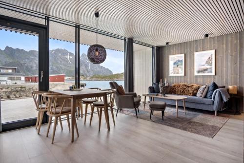 Modern apartment by the ocean in Henningsvær, sleeps 8