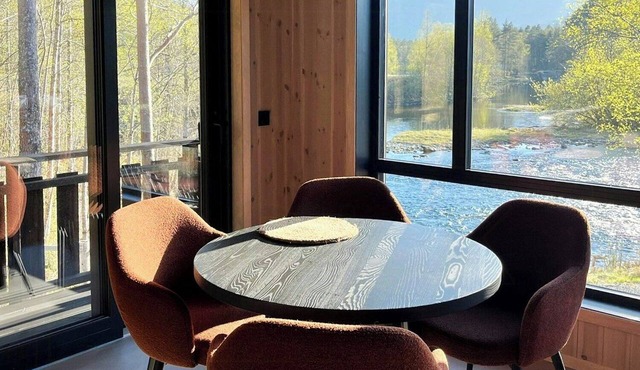 Modern cabin high above Storelva near Eikefjord